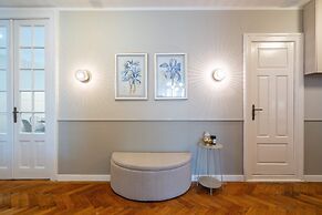 Romanian Athenaeum Flat - Refined 3BR Steps from Calea Victoriei
