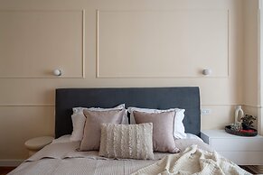 Romanian Athenaeum Flat - Refined 3BR Steps from Calea Victoriei