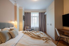 Romanian Athenaeum Flat - Refined 3BR Steps from Calea Victoriei