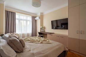 Romanian Athenaeum Flat - Refined 3BR Steps from Calea Victoriei