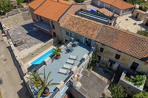 Villa Galant with Pool and Sauna