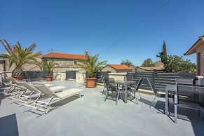 Villa Galant with Pool and Sauna