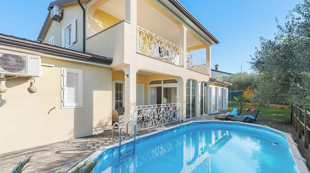 Holiday House with Pool Villa Seabird
