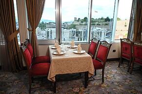 Stone Bridge Hotel