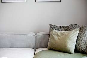 Bask - Chic 2 Bedroom Apt in Athens