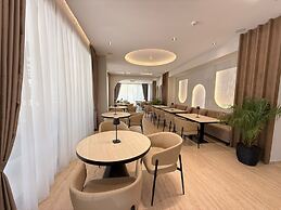 Noam Luxury Hotel