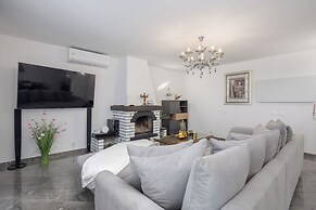 Villa Natali With Pool And Sea View