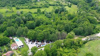 Blisku do Gradot Riverfront Cabins