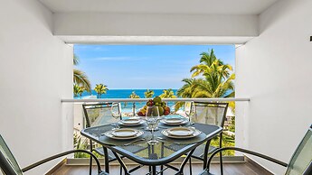 Gorgeous 1BR Condo With Pools Sea Views