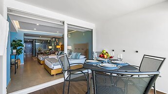 Gorgeous 1BR Condo With Pools Sea Views