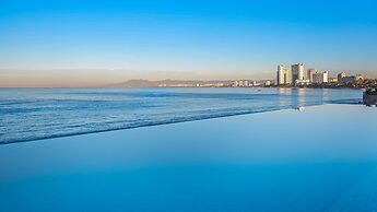 Gorgeous 1BR Condo With Pools Sea Views