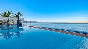 Gorgeous 1BR Condo With Pools Sea Views