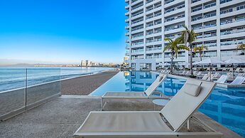 Gorgeous 1BR Condo With Pools Sea Views