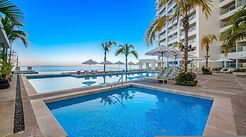 Gorgeous 1BR Condo With Pools Sea Views