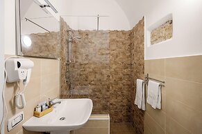 Madre Terra Airport Rooms and Suites