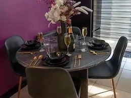 2-bed - Sleeps 4 - Pet Friendly & Free Parking