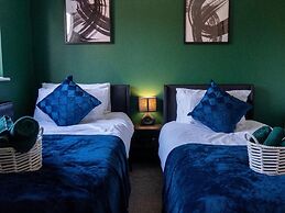 2-bed - Sleeps 4 - Pet Friendly & Free Parking