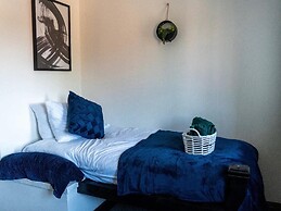2-bed - Sleeps 4 - Pet Friendly & Free Parking