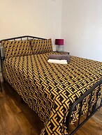 2 Bed Flat - Sleeps 4 - Parking - Wifi