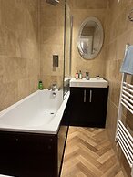 2 Bed Flat - Sleeps 4 - Parking - Wifi
