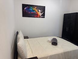 2 Bed Flat - Sleeps 4 - Parking - Wifi