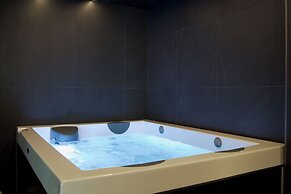 Suite with Sauna & Jacuzzi in Kamppi