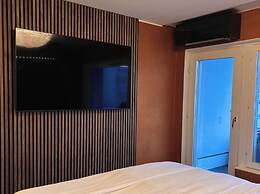 Suite with Sauna & Jacuzzi in Kamppi