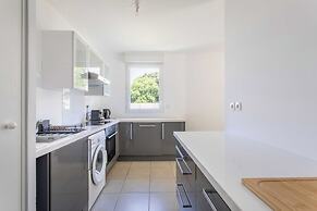 2 Bedroom Apartment With Balcony 10th arr