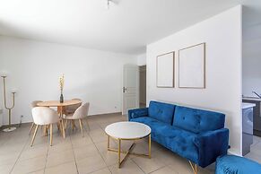 2 Bedroom Apartment With Balcony 10th arr