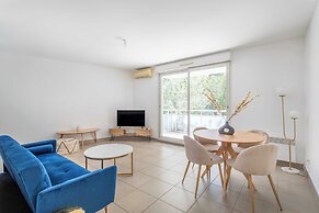 2 Bedroom Apartment With Balcony 10th arr