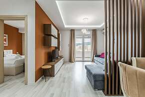 Beachside Modern Apartment 1 BR With Balcony