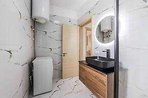 Beachside Modern Apartment 1 BR With Balcony