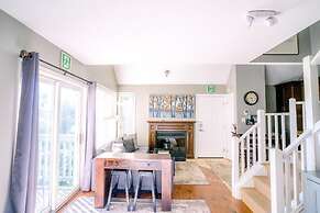 Hillside BLUE MTN family Loft