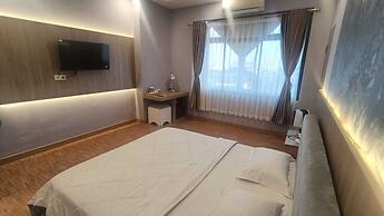 Adia Convention Center Hotel