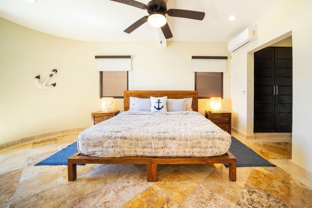 Luxury Beachfront Condo 3 BR - El Faro Ref 301