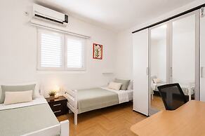 Modern Seaside Apartment With Balcony - Erika