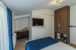 Airport Waves Hotel