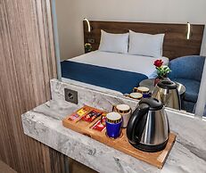 Airport Waves Hotel