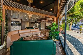 Airport Waves Hotel
