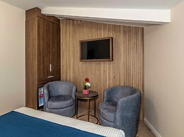 Airport Waves Hotel
