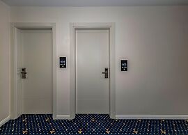 Airport Waves Hotel
