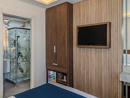 Airport Waves Hotel