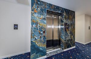 Airport Waves Hotel