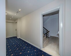 Airport Waves Hotel