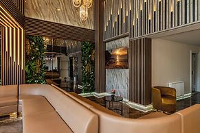 Airport Waves Hotel