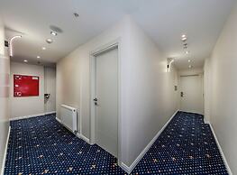 Airport Waves Hotel