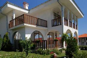 Breeze Apartments