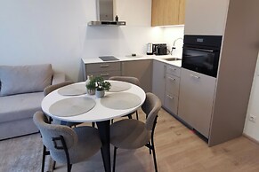 Kunigiskes Apt- Sleeps 4 - Pool & Hot Tub