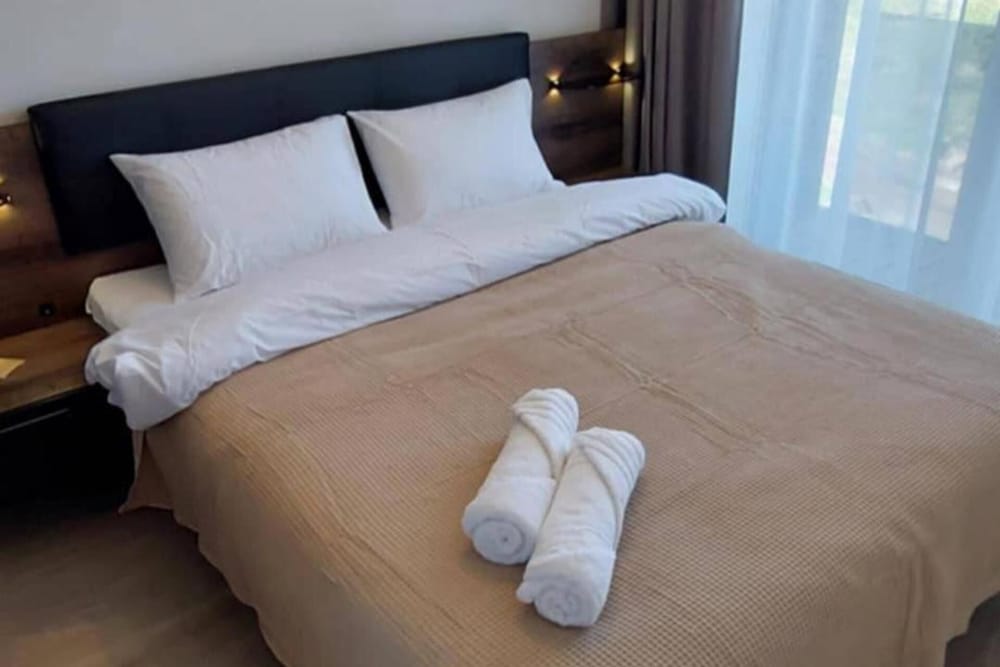 Kunigiskes Apt- Sleeps 4 - Pool & Hot Tub