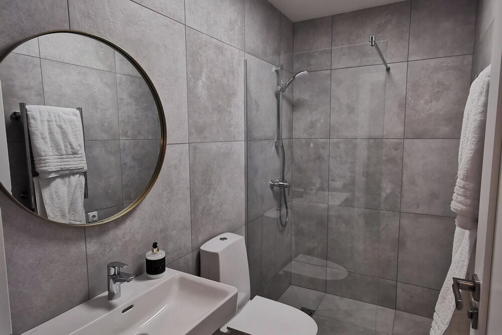 Kunigiskes Apt- Sleeps 4 - Pool & Hot Tub